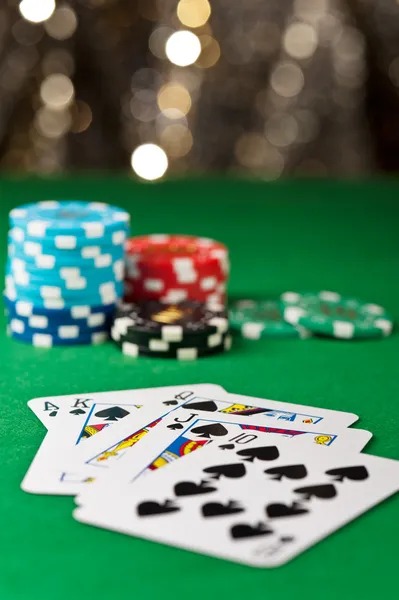 Antarmuka aplikasi minicraf menampilkan meja live-dealer blackjack dengan dealer profesional